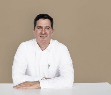 Adam masada elleriyle