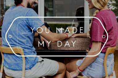 Kafe mekanlarda oturan Çift