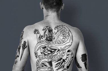 Gömleksiz dövmeli adam