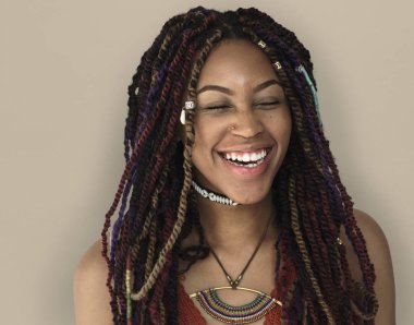 Stüdyoda Afrikalı-Amerikalı kadın