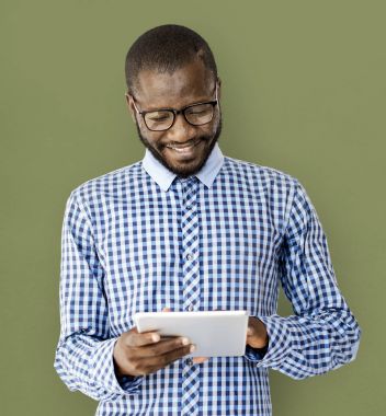 Dijital Tablet kullanan Afrikalı Adam