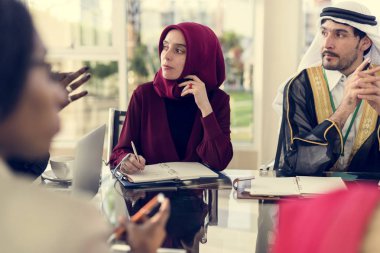 İnsanlar Uluslararası Konferansı'nda tartışıyor