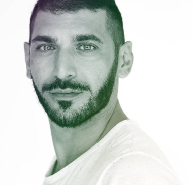 ciddi yakışıklı adam