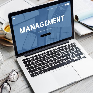 ahşap masa üstünde açılan laptop