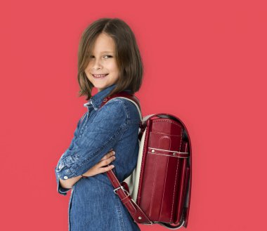 Kız kot gömlek ve sırt çantası giyiyor