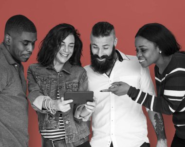 Teknoloji aygıtı kullanan arkadaşlar