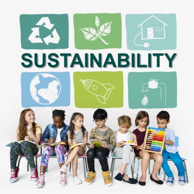 okul çocukları ile birlikte kitap okuyor