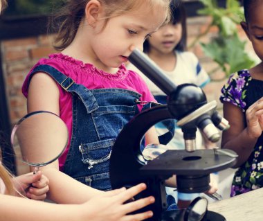 Çocuk bilim tarafından mikroskop öğrenme