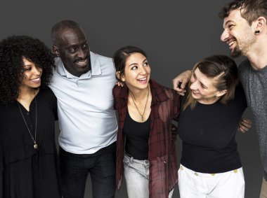 insanlar gülümsüyor ve arkadaşlarının yanına