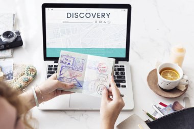 kadın holding pasaportu 