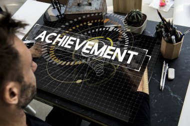 afiş üzerinde çalışan adam