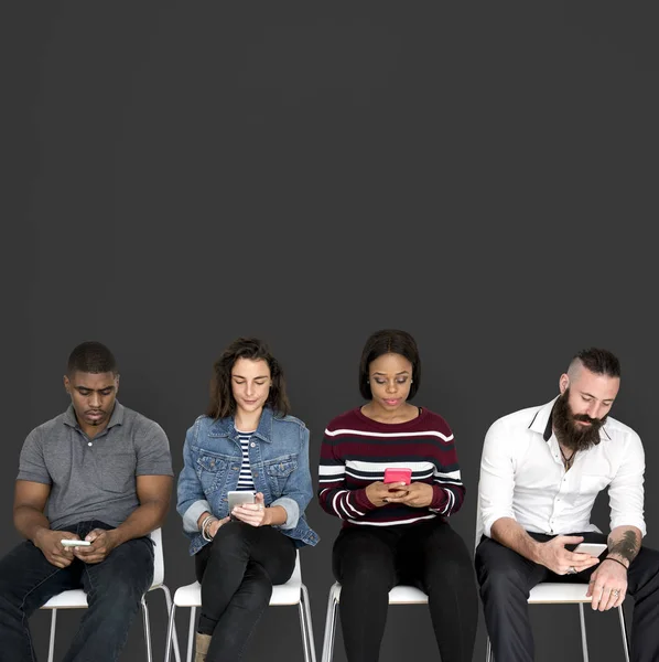 Studio sandalyelere oturan insanlar