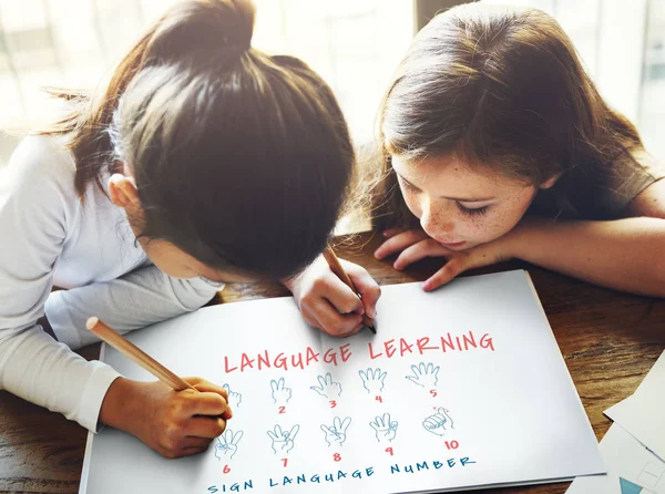 Meninas desenho em instrução de língua de sinais — Fotografia de Stock