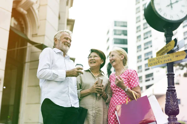 Personas mayores hablando en la calle de la ciudad —  Fotos de Stock