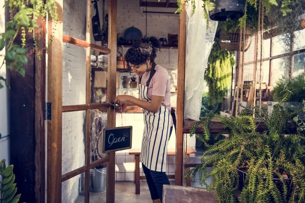 Afrikalı kadın dükkanda çalışan önlük 