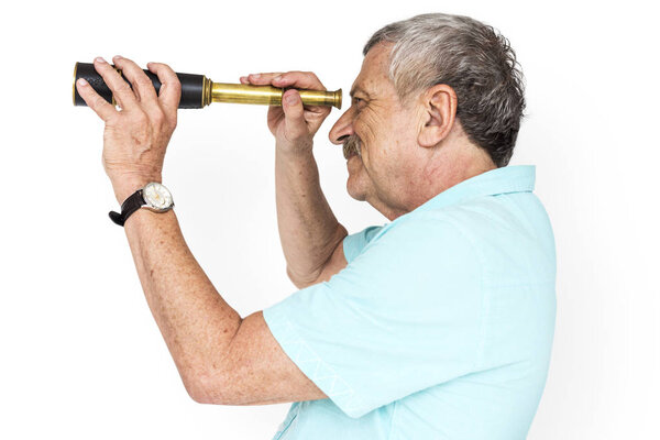 Человек смотрит сквозь Spyglass Telescop
