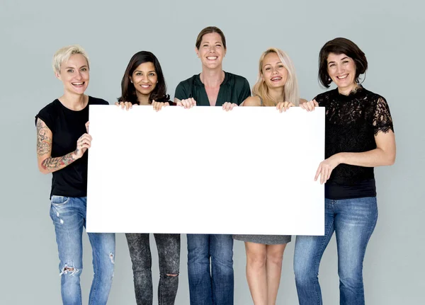 Mujeres sosteniendo banner en blanco de papel — Foto de Stock