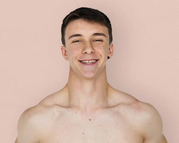 Junger Mann mit nackten Schultern — Stockfoto