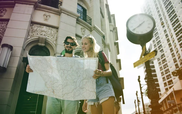 Çift birlikte seyahat ve harita kullanarak — Stok fotoğraf