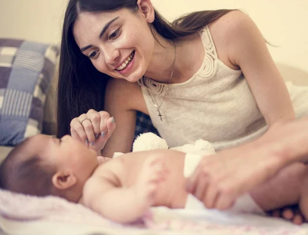 Anya, baba gondozása — Stock Fotó