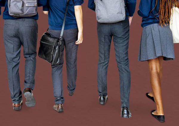 Estudiantes caminando juntos — Foto de Stock