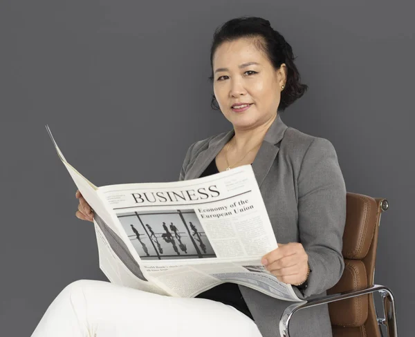 Asian business woman with newspaper — Stock Photo, Image