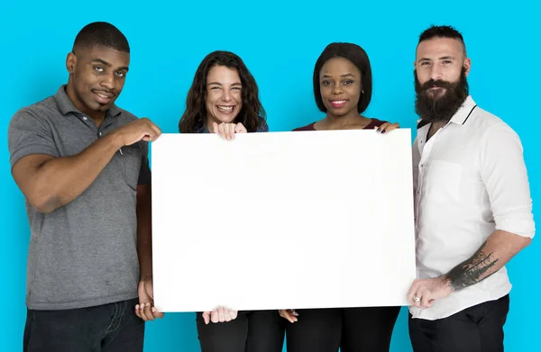 Jovens segurando cartaz — Fotografia de Stock