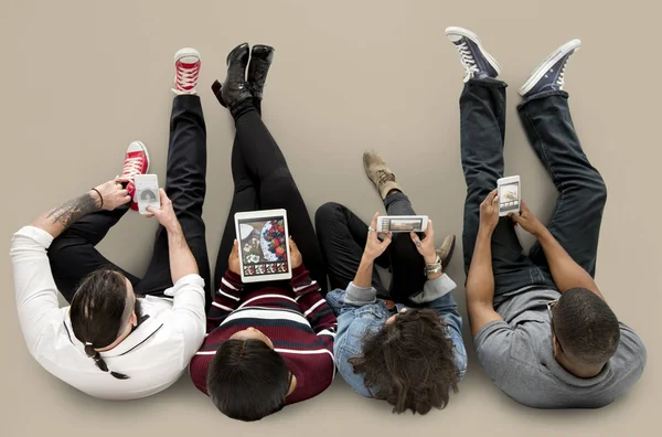 Personas que utilizan dispositivos digitales — Foto de Stock