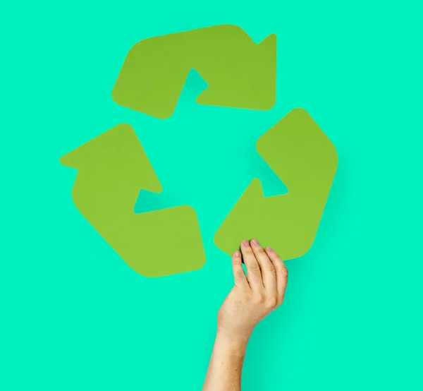 Persona sosteniendo signo de reciclaje — Foto de Stock