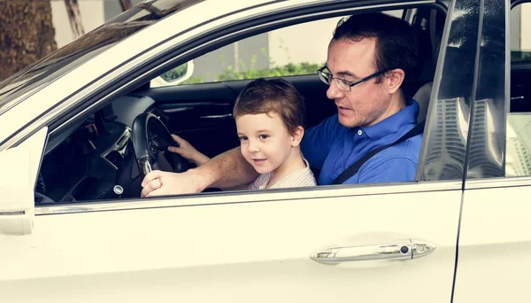 Padre con piccolo figlio in macchina — Foto Stock