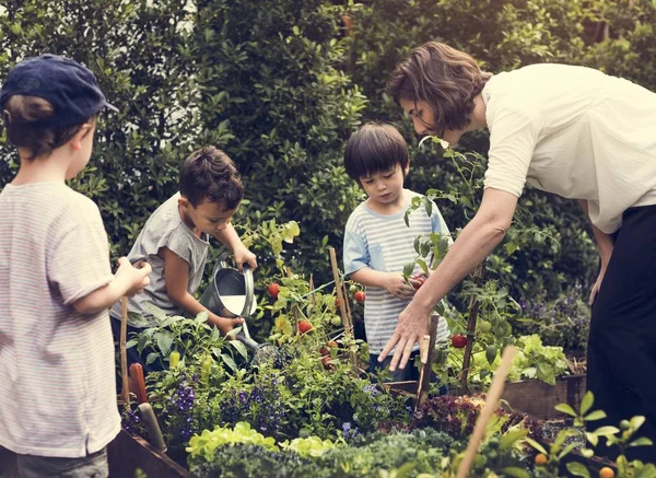 Niños trabajando en el jardín — Foto de Stock