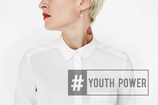 Jonge vrouw in wit overhemd — Stockfoto
