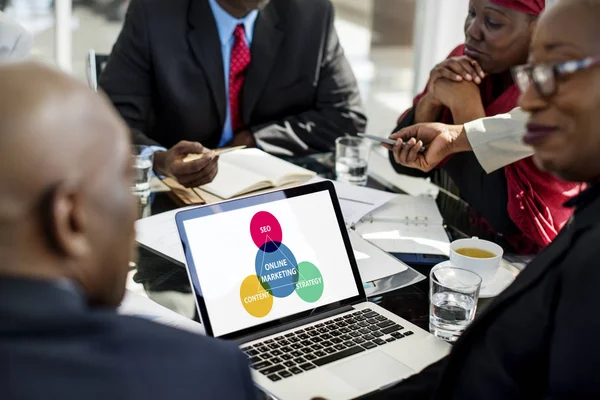 Empresarios africanos en la mesa —  Fotos de Stock