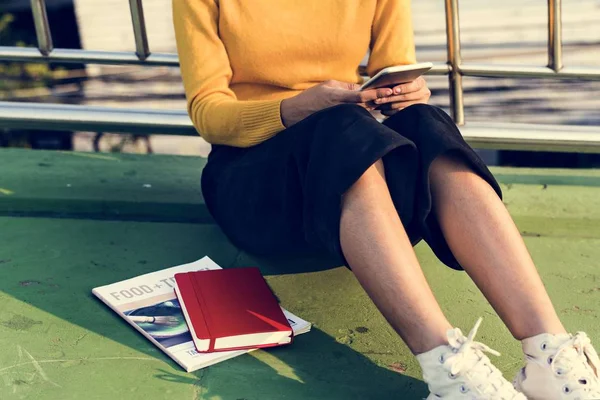 Woman using smartphone — Stock Photo, Image