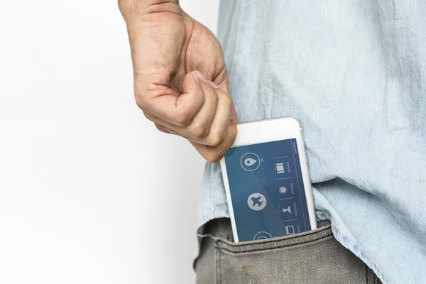 Man tar ut smartphone från pocket — Stockfoto