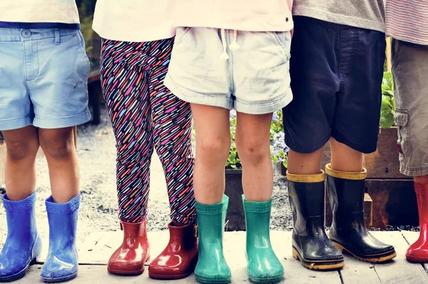 Enfants portant des bottes en caoutchouc — Photo