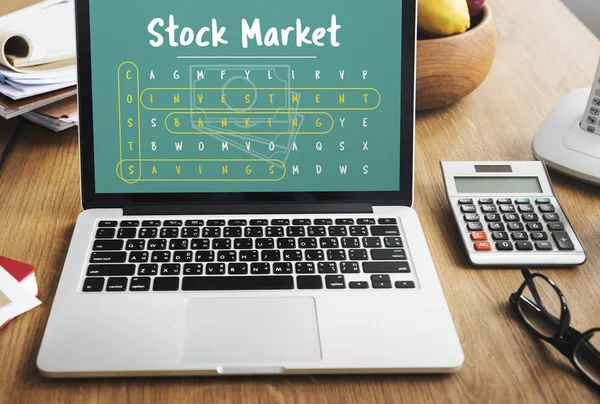 Objetos e laptop na mesa — Fotografia de Stock