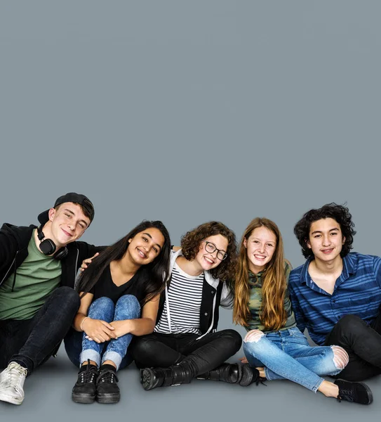 Öğrenciler arkadaşlarının yanına birlikte gülümseyen — Stok fotoğraf