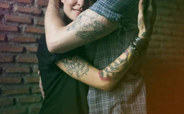Hipster casal abraço — Fotografia de Stock