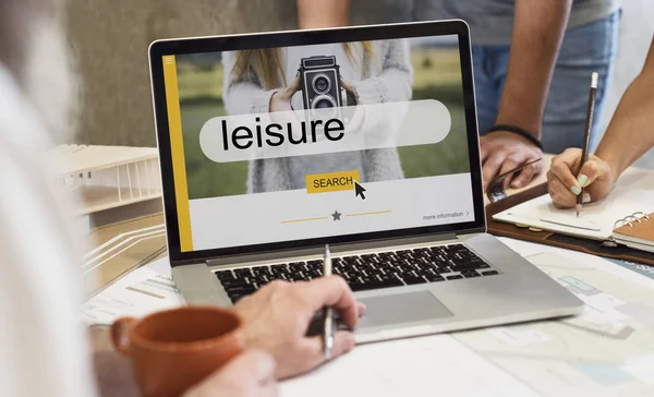 Menselijke handen met behulp van laptop — Stockfoto