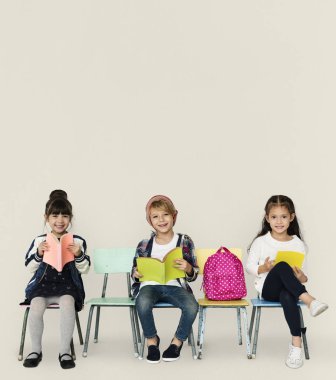 okul sandalye üzerinde oturan çocukları