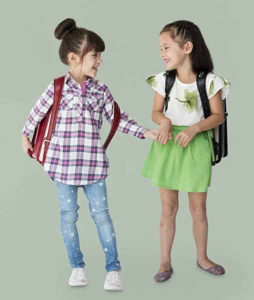 Två skolflickor med ryggsäckar — Stockfoto