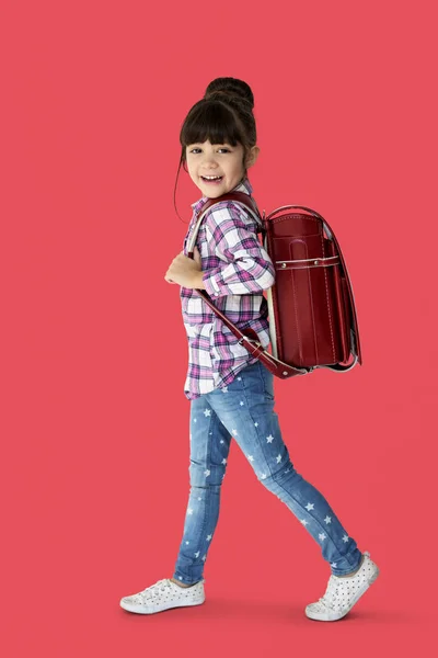 책 가방을 가진 귀여운 어린 소녀 — 스톡 사진