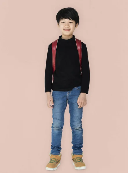 Fröhliche asiatische Junge mit Rucksack — Stockfoto