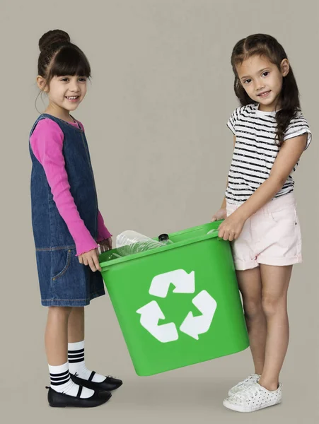 Duas meninas segurando lixeira — Fotografia de Stock