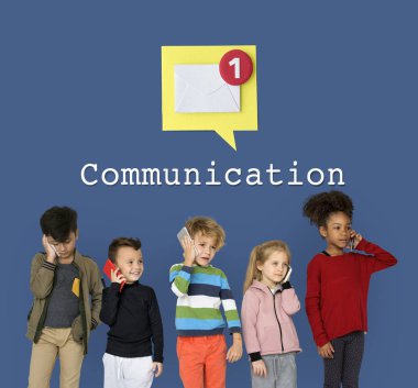 Çocuk akıllı telefonlar kullanarak