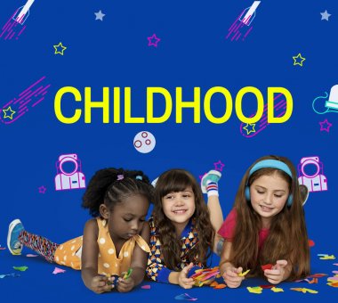 çok ırklı kızlar birlikte eğitim