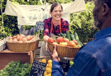 Ürünleri satan kadın sahibi