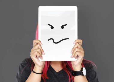 Dijital tablet ile yüz kapsayan kişi