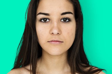  Kadın sakin yüz ve çıplak omuzları ile